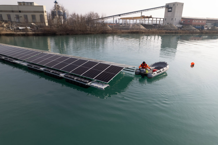 mr-energie-floating-PV-Lahr-BenzundHeinig-DJI_0027 Floating-PV, schwimmende Photovoltaik auf dem Waldmattesee, in Lahr, im Schwarzwald
