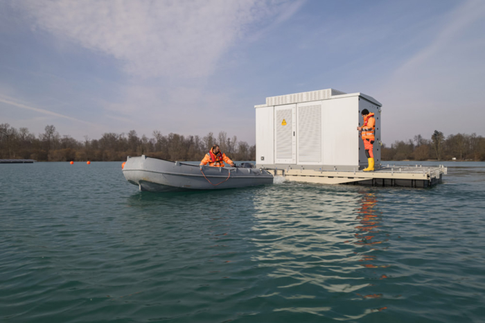mr-energie-floating-PV-Lahr-BenzundHeinig-DJI_0057 Floating-PV, schwimmende Photovoltaik auf dem Waldmattesee, in Lahr, im Schwarzwald – Installation eines Transformators